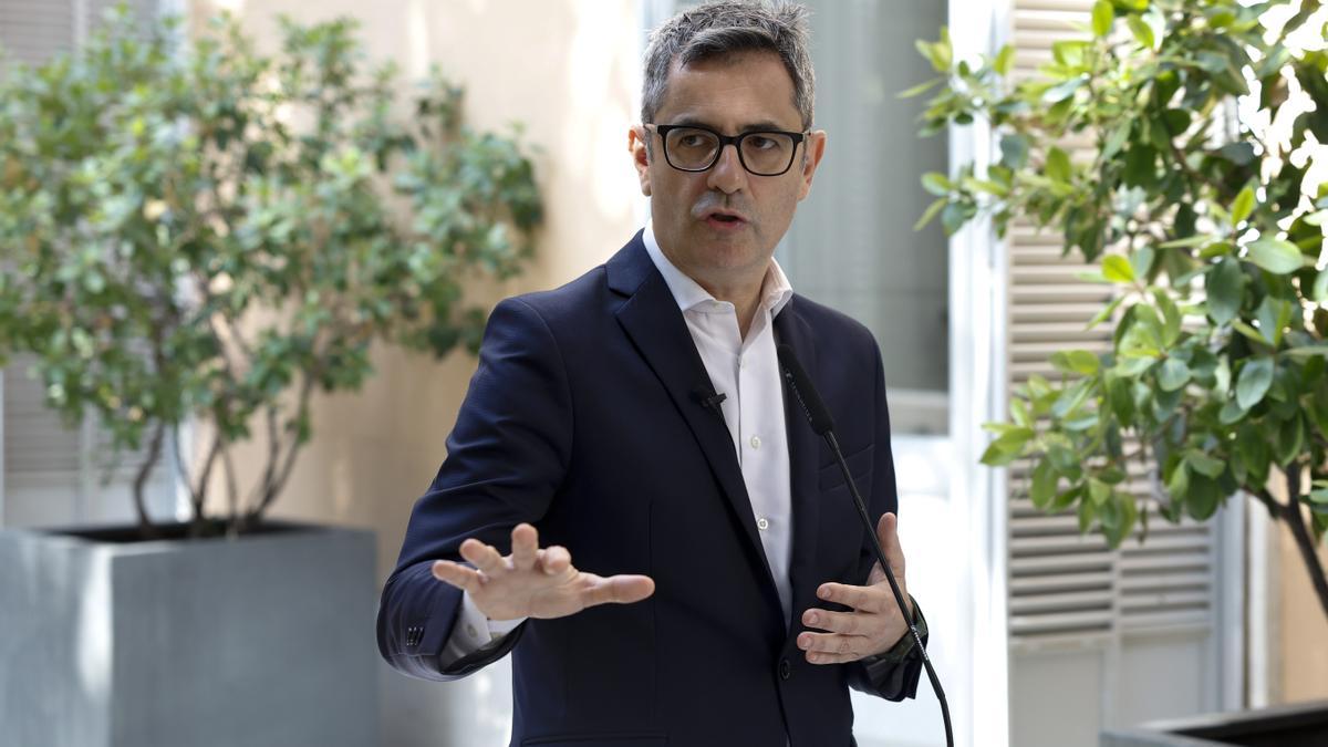 El ministro de la Presidencia, Justicia y Relaciones con las Cortes, Félix Bolaños, en declaraciones a los medios antes de presidir el acto de presentación de las 'Becas Seré', este viernes en Madrid.