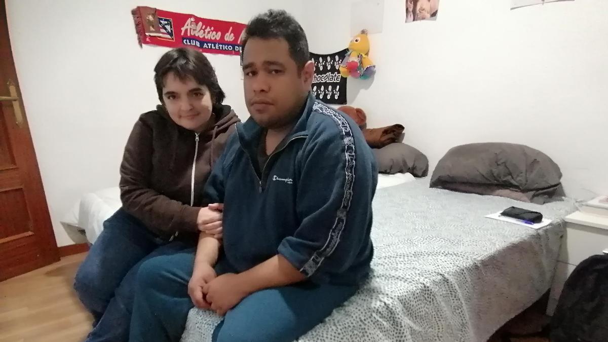 Nani Pérez, beneficiaria del IMV, y su pareja en la habitación del piso que comparten en Villaverde.