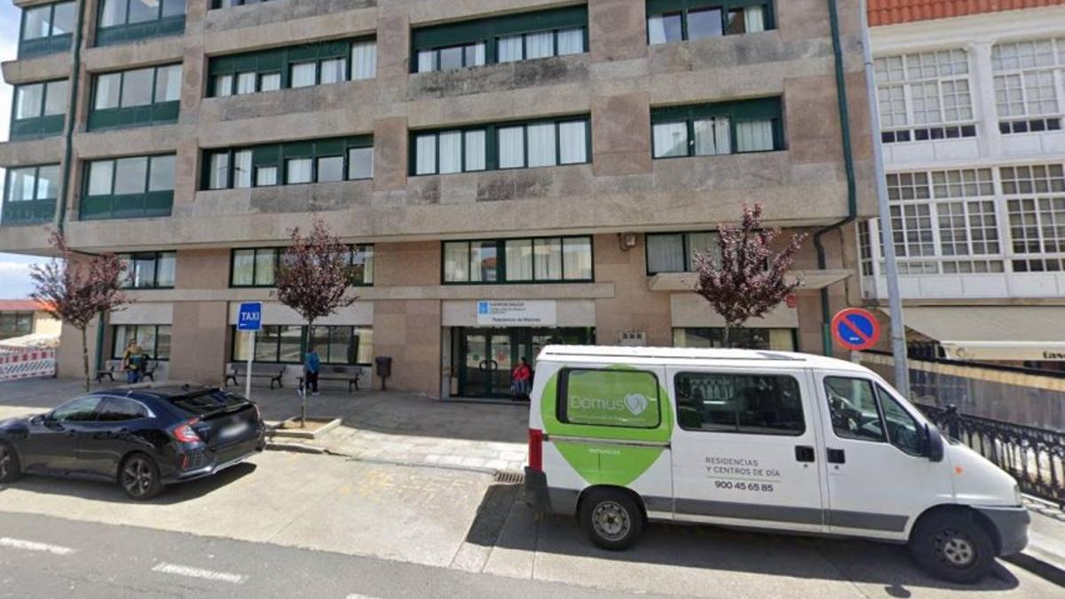 Vehículo de DomusVo en las puertas de una residencia de gestión privada de la Xunta
