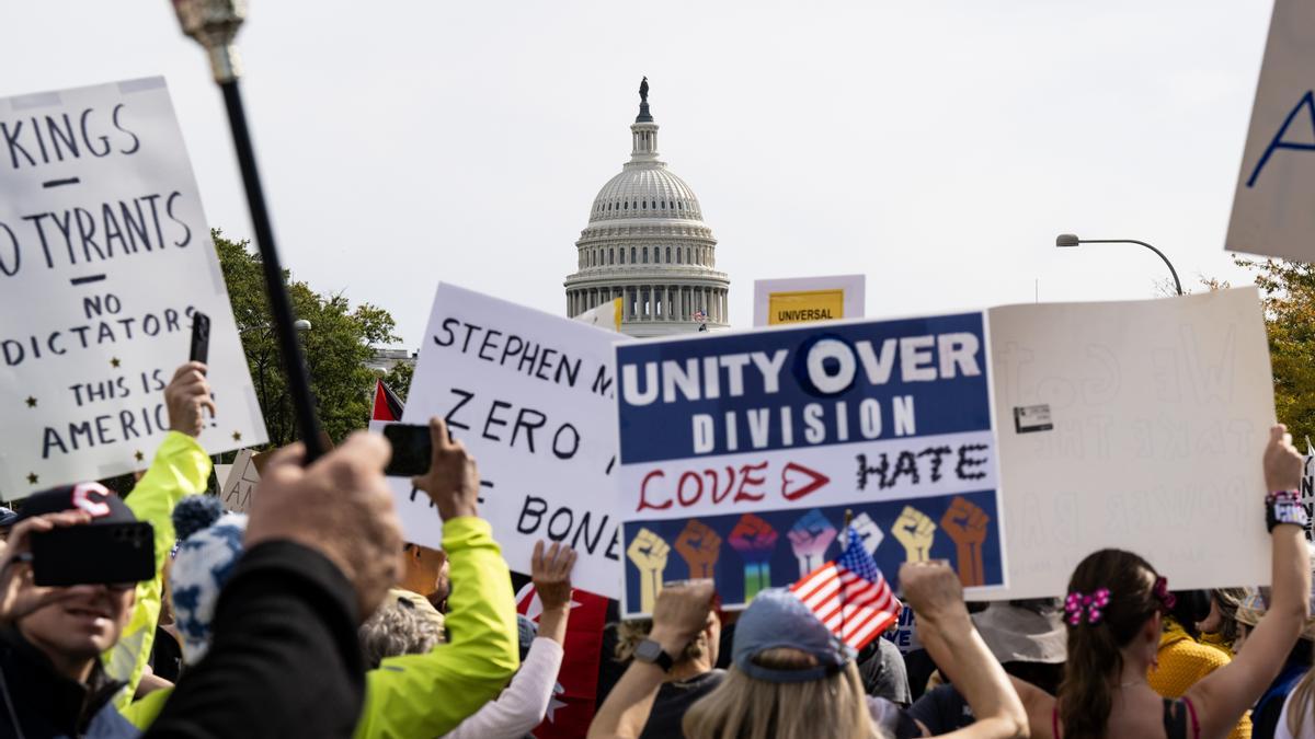 Miles de personas en todo EEUU protestan contra Trump: 