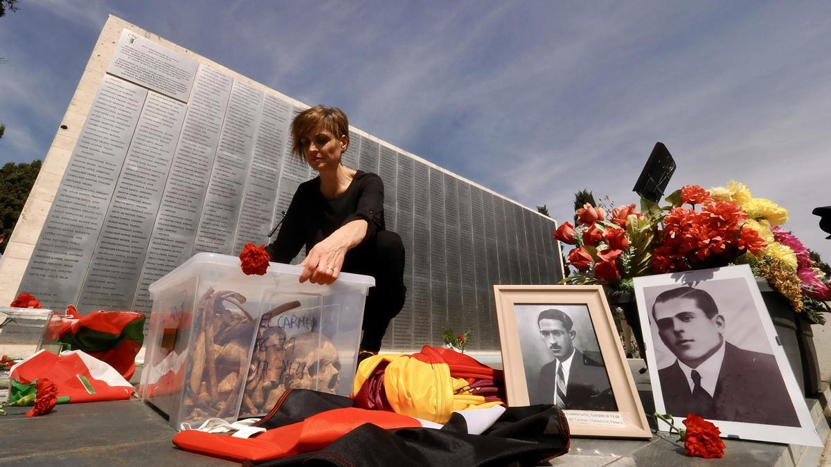 Archivo - Fotos de víctimas del franquismo durante su homenaje e inhumación, en el cementerio de El Carmen de Valladolid.