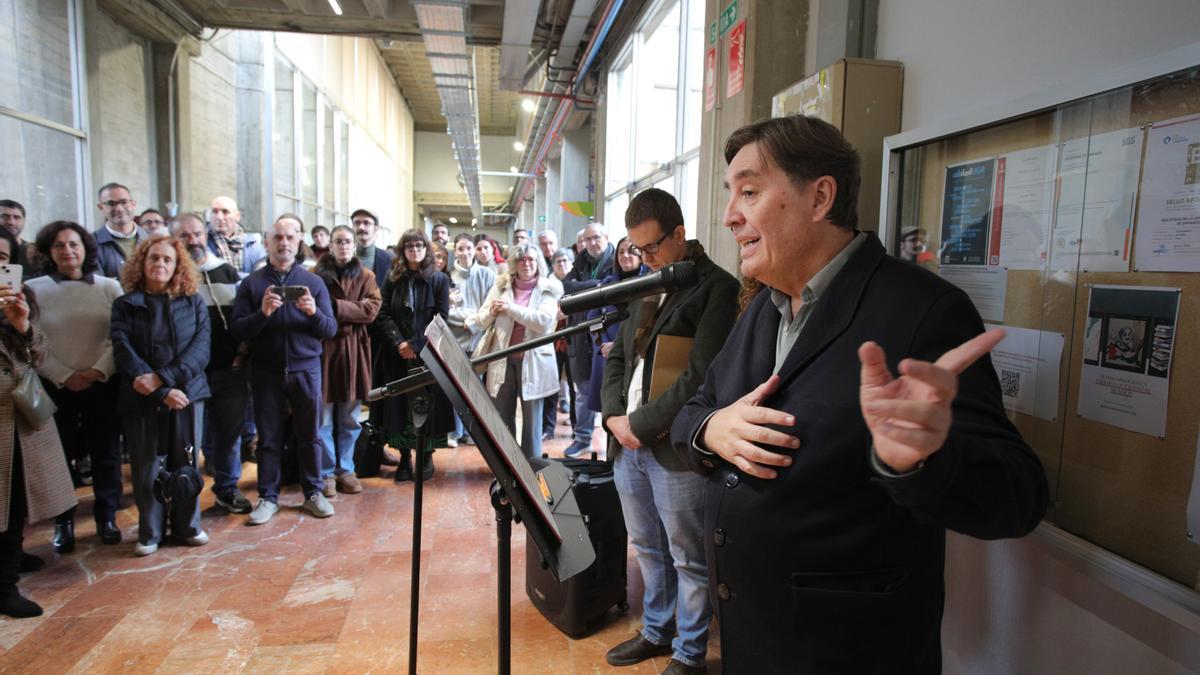 El poeta y director del Instituto Cervantes, Luis García Montero, durante el acto de entrega de la primera donación de su legado literario y el de Almudena Grandes a la Facultad de Filosofía y Letras de Granada.