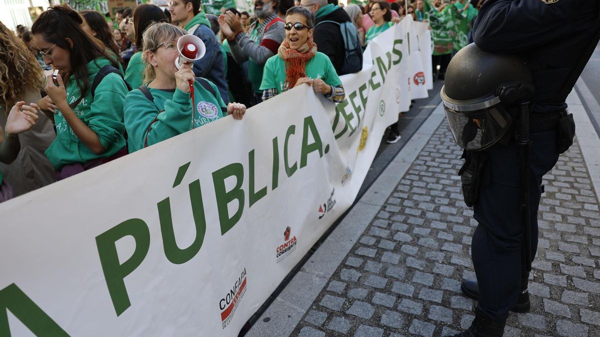 La Policía vuelve a cargar contra los profesores madrileños de la pública en su tercera semana de huelga