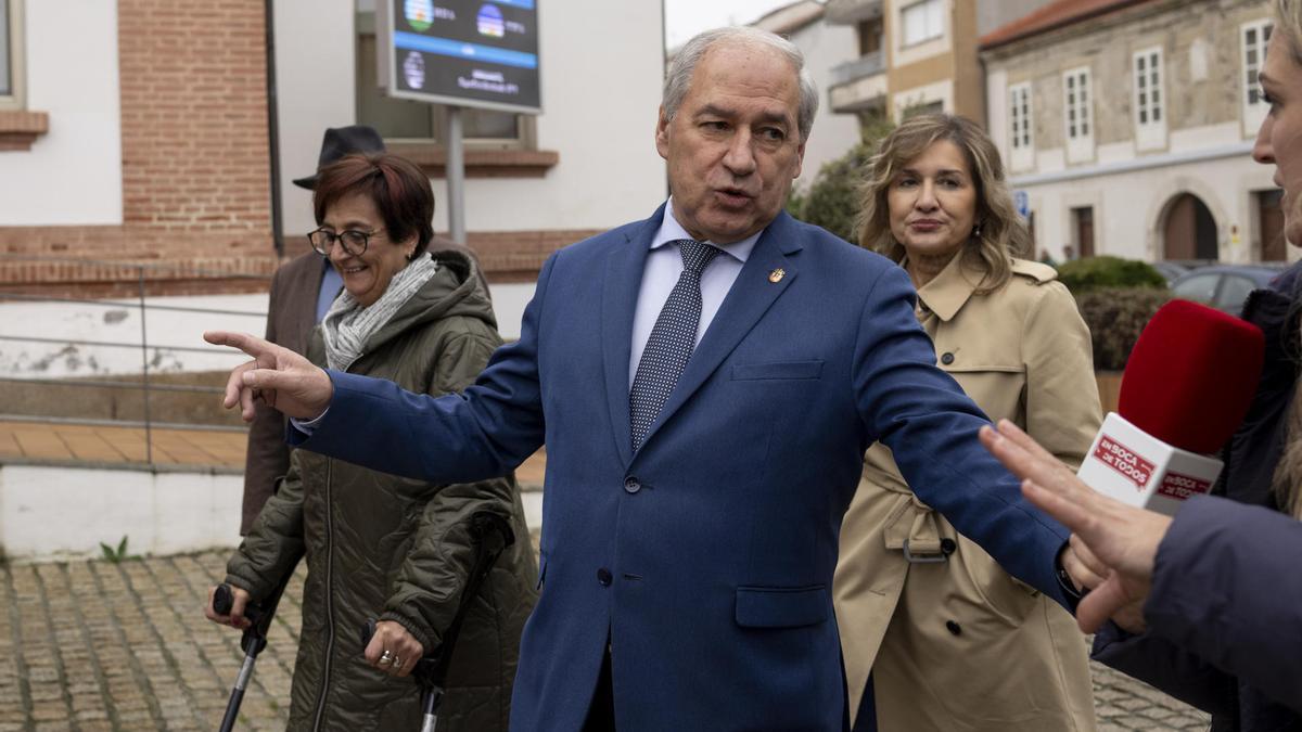 El presidente de la Diputación de Lugo, secretario general del PSdeG en esa provincia y alcalde de Monforte, José Tomé, se dirige a medios de comunicación.