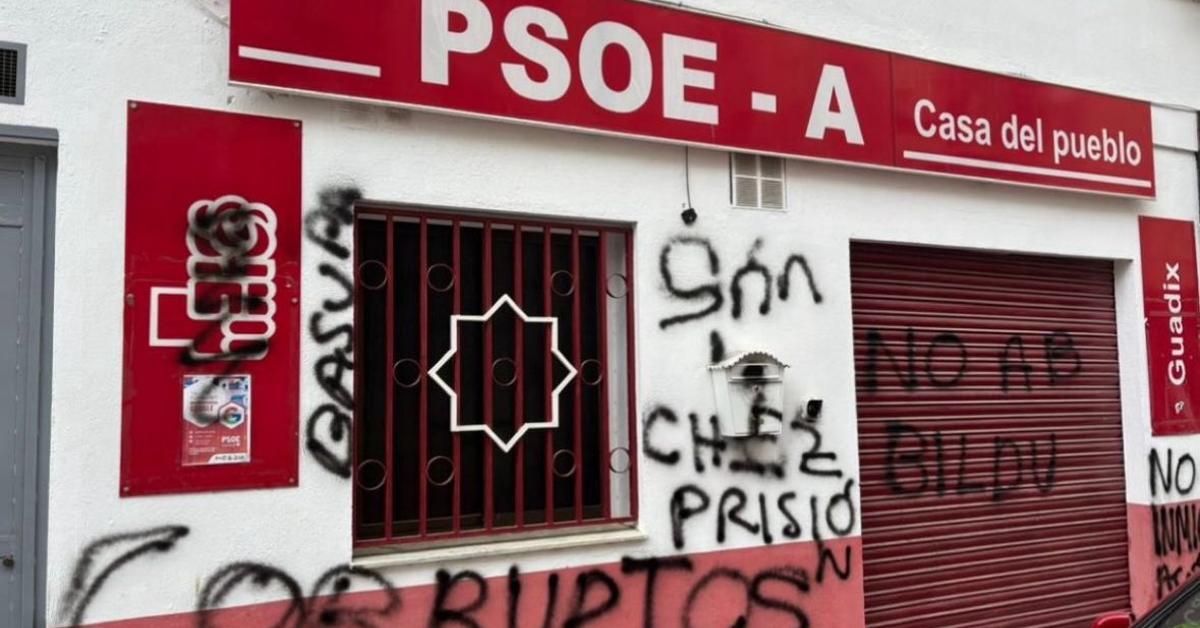 Denuncian pintadas xenófobas en la sede del PSOE de Guadix (Granada)