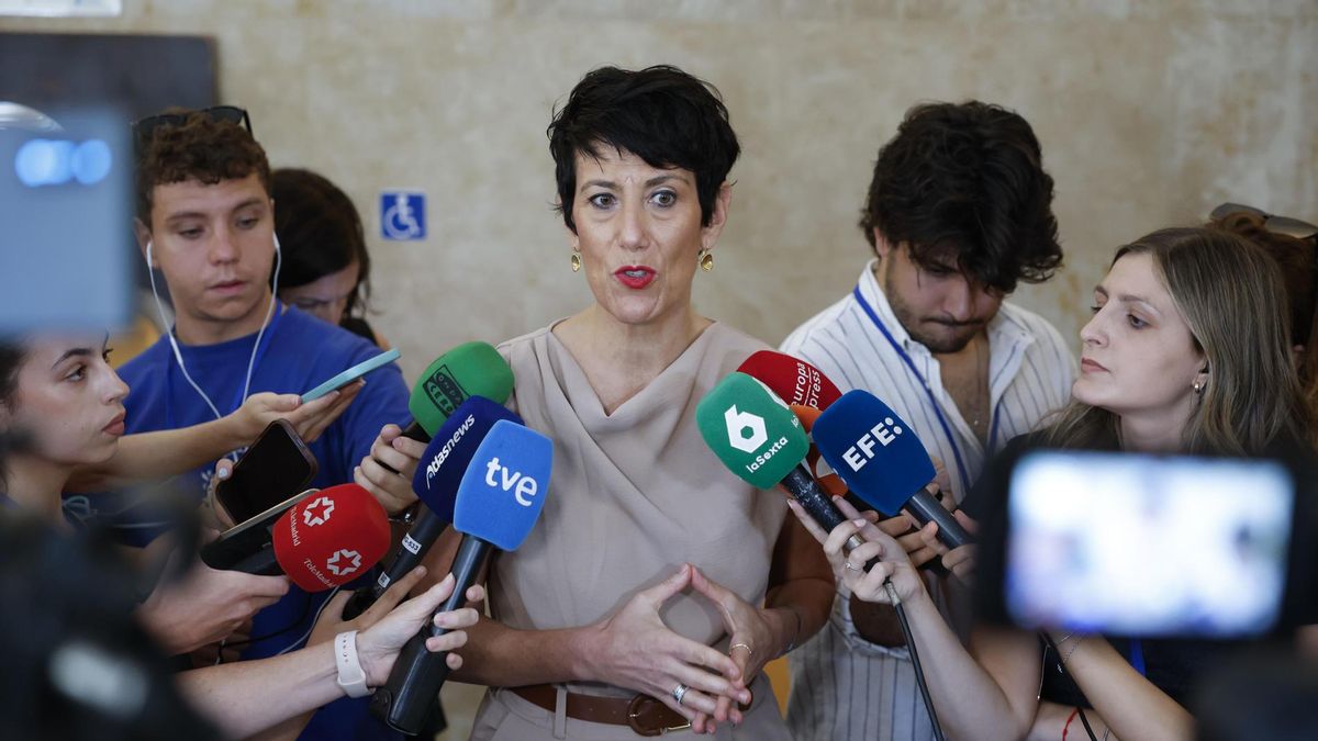 La ministra de Inclusión, Seguridad Social y Migraciones, Elma Saiz, atiende a los medios este martes