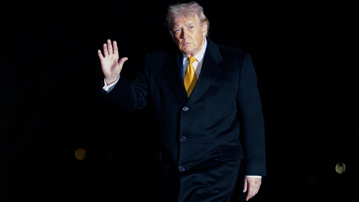 El presidente de Estados Unidos, Donald J. Trump, saluda a su regreso a la Casa Blanca en Washington, DC, EEUU.