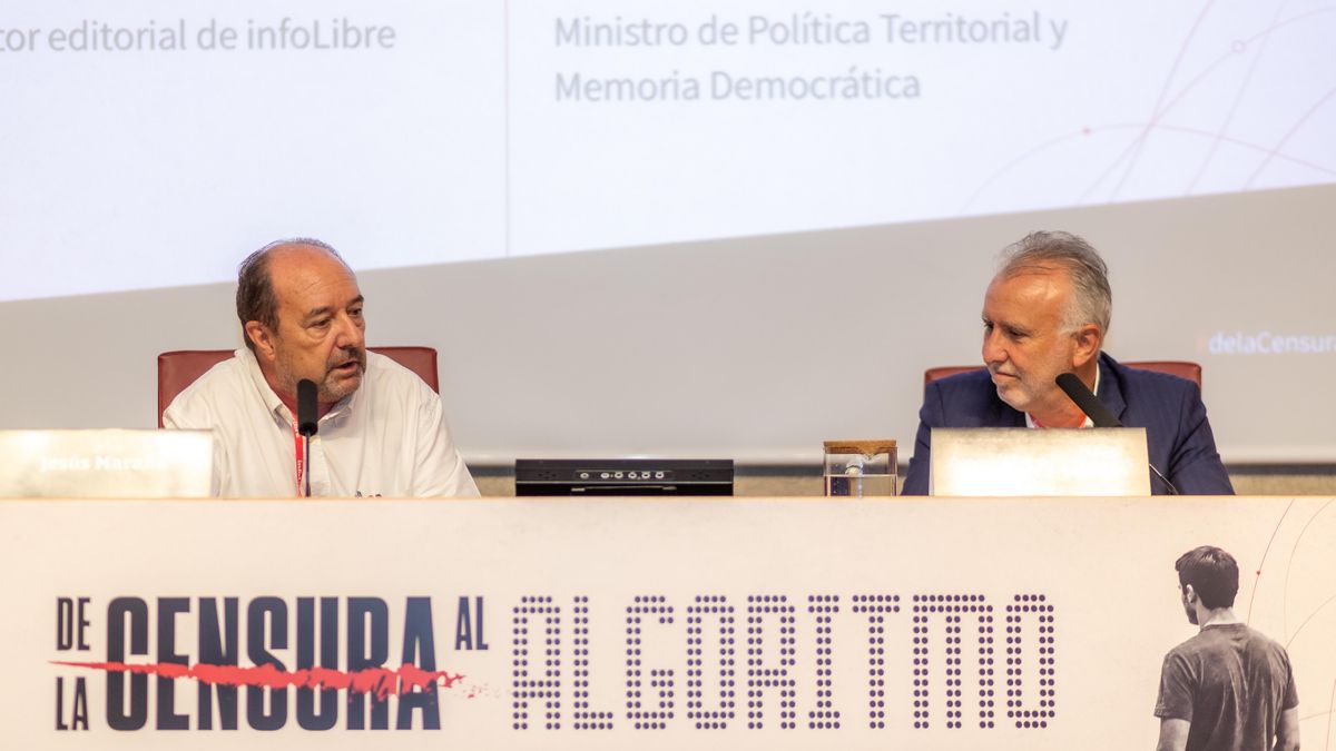 Jesús Maraña, director editorial de infoLIbre, y el ministro de Política Territorial y Memoria Democrática, Ángel Víctor Torres.