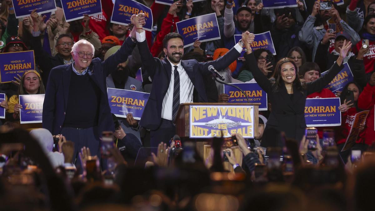 El senador Bernie Sanders, el candidato demócrata a la alcaldía de Nueva York, Zohran Mamdani, y la representante Alexandria Ocasio-Cortez, durante un mitin.