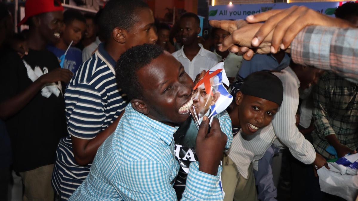 Un hombre protesta con una foto de Netanyahu por el reconocimiento por parte de Israel a Somalilandia