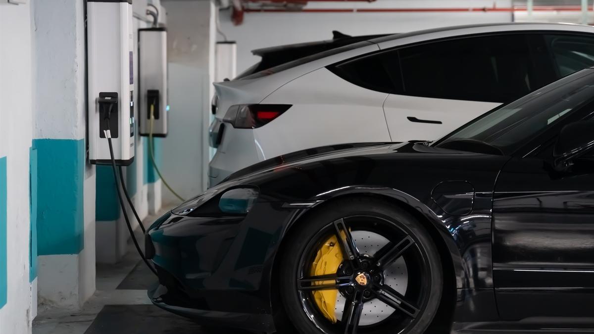 Dos coches cargándose en un punto de carga público para coches eléctricos, a 14 de febrero de 2025, en Barcelona.