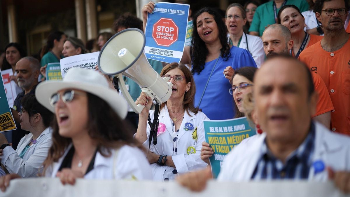 Médicos y facultativos durante una concentración frente al Hospital Ramón y Cajal, a 19 de junio de 2026, en Madrid (España).