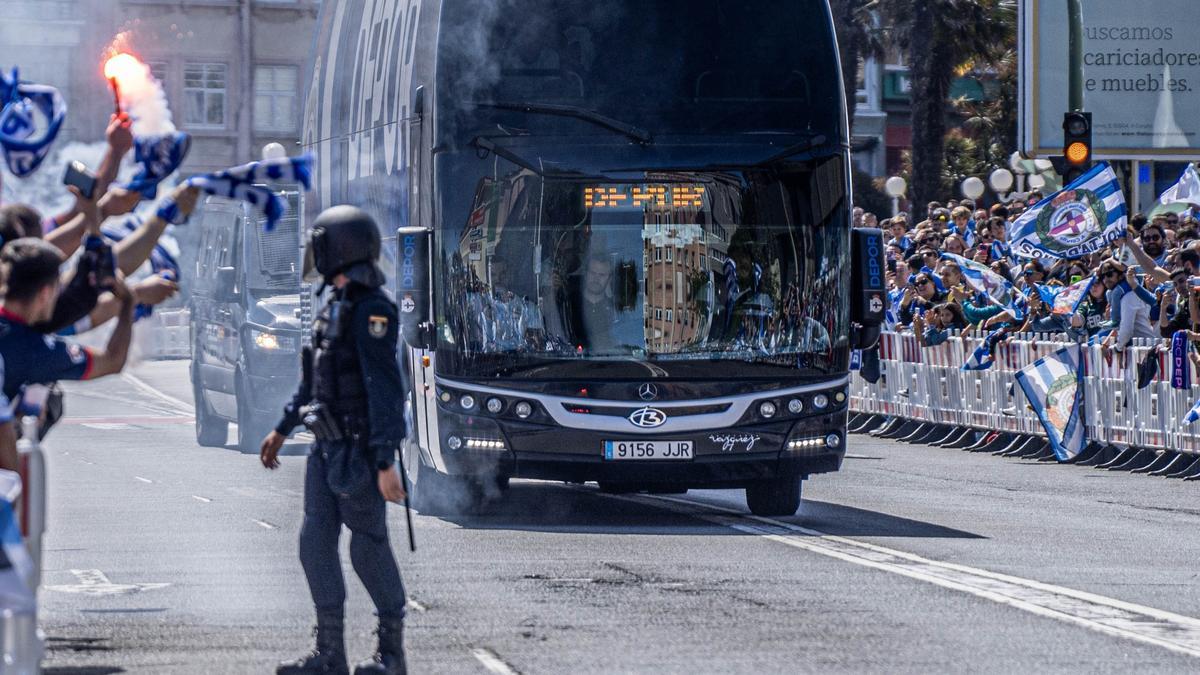 Recibimiento al autobús del Deportivo a las puertas del estadio de Riazor.