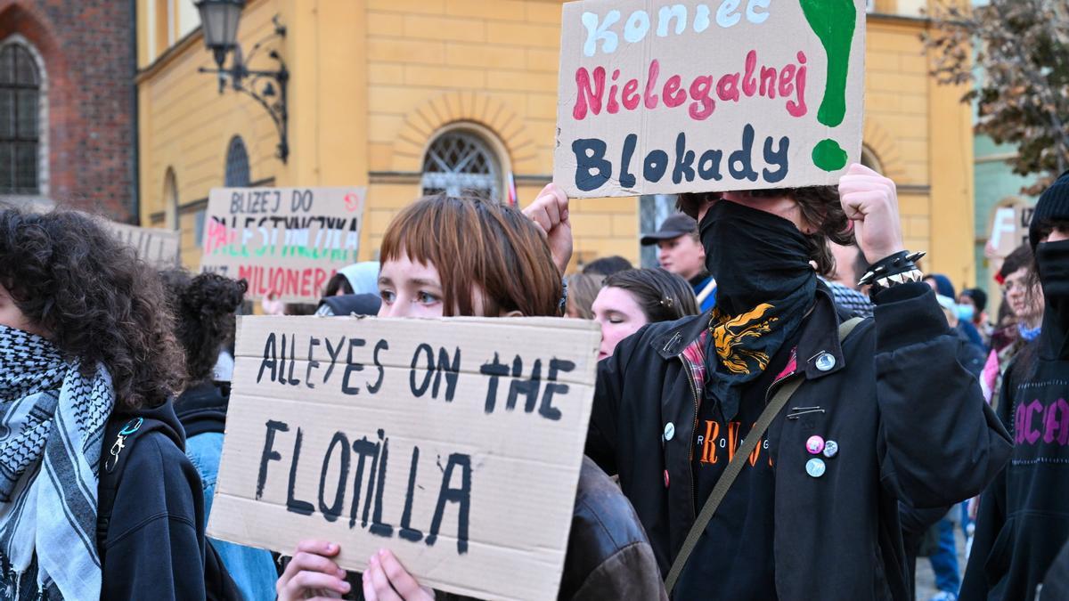 Manifestantes protestan contra la incautación israelí de los barcos de la Flotilla Global Sumud en la plaza principal de Breslavia, Polonia.