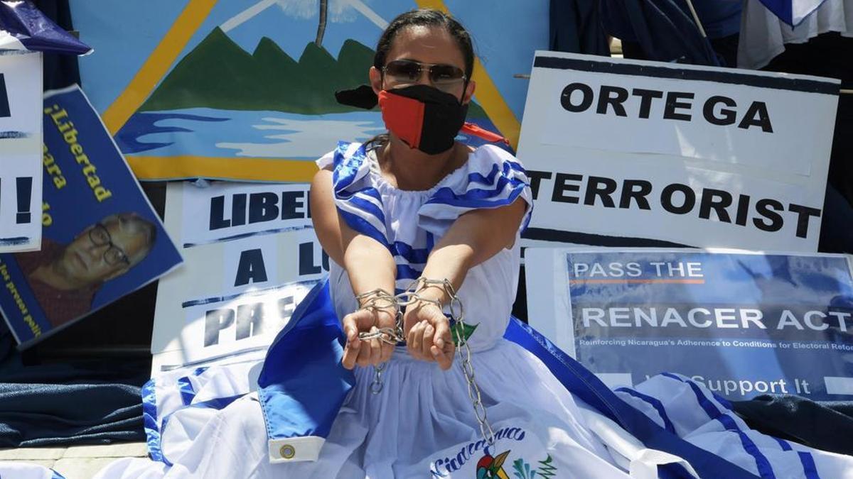 La activista Carolina Sédiles, de la Coalición por la Libertad de Nicaragua, realiza un plantón frente a la sede de la Organización de Estados Americanos (OEA), en Washington (Estados Unidos).