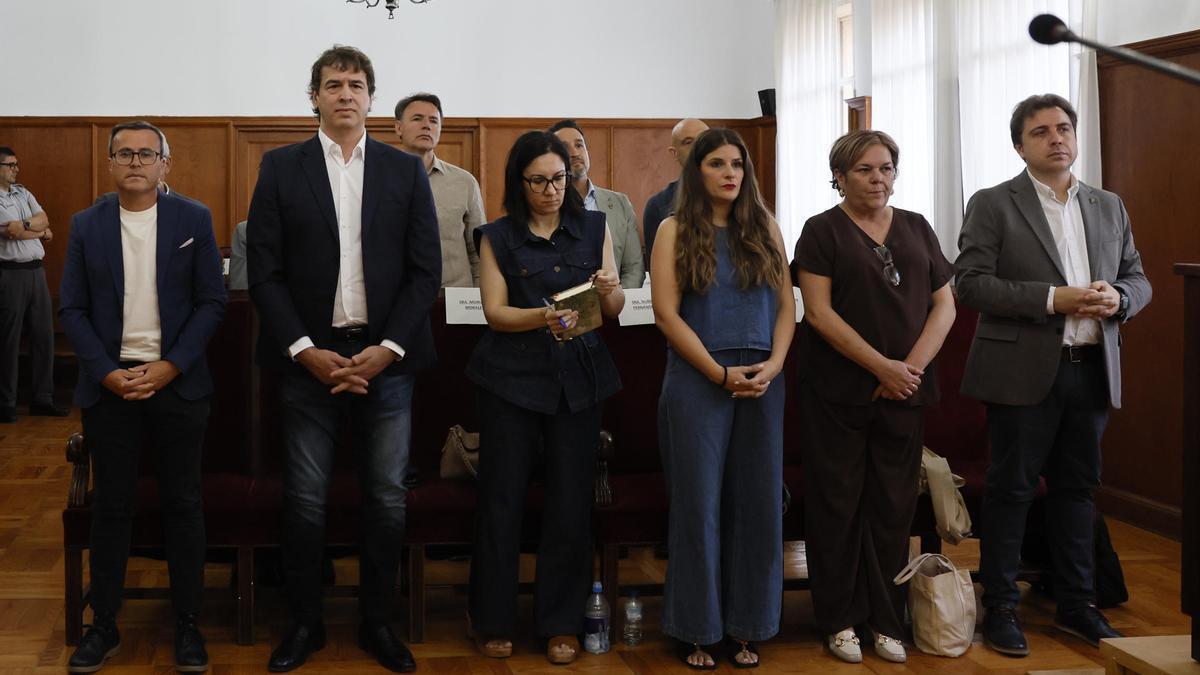 David Sánchez junto a Miguel Ángel Gallardo y el resto de acusados en la Audiencia de Badajoz