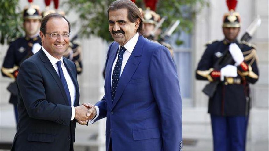 El presidente francés, François Hollande, y el entonces emir de Qatar, Jalifa al Thani, en 2012.