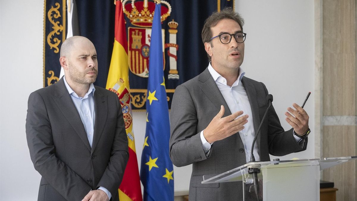 El vicepresidente primero y ministro de Economía, Comercio y Empresa, Carlos Cuerpo, atiende a los medios en la Delegación del Gobierno de Ceuta, a 24 de agosto de 2026, en Ceuta (España).