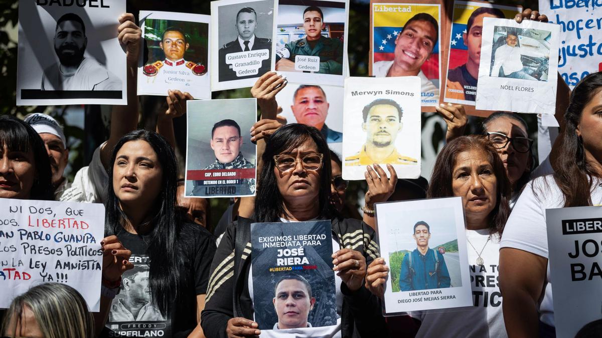 Familias piden liberar a presos políticos y participar en proceso de amnistía en Venezuela.