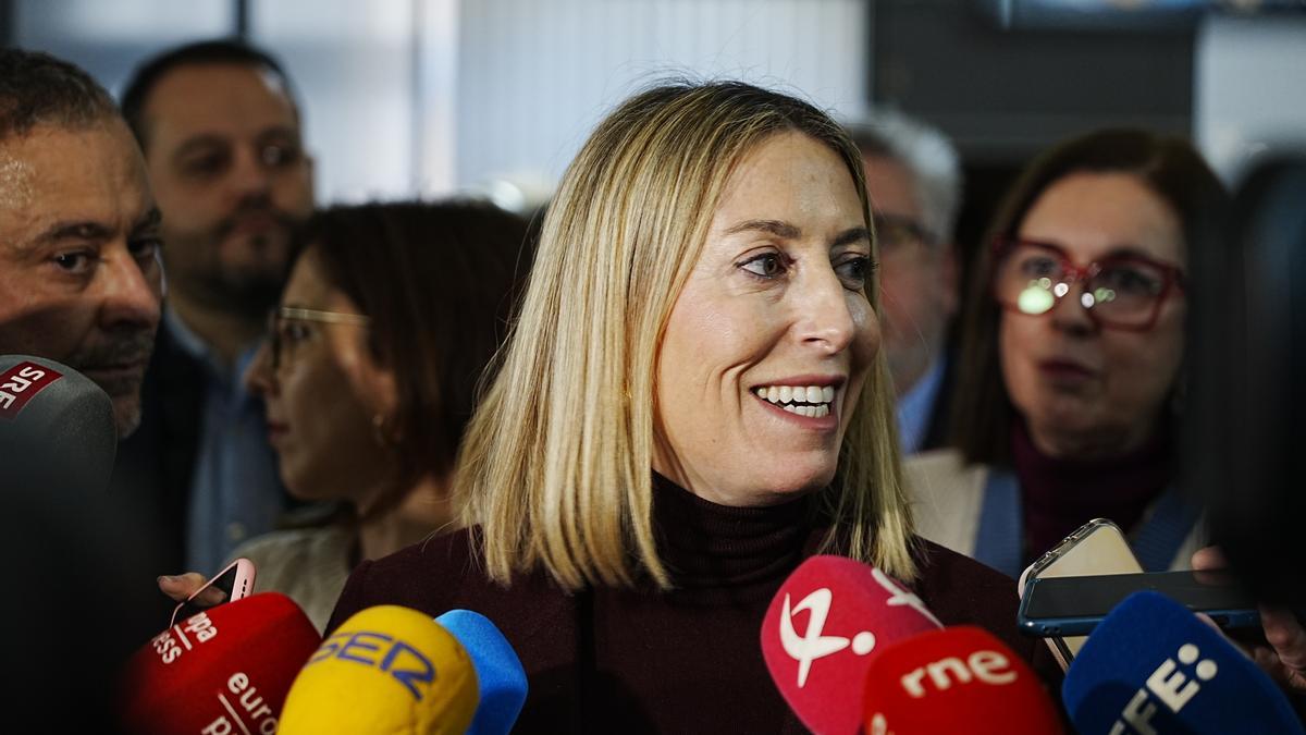 La presidenta de la Junta de Extremadura en funciones, María Guardiola, atiende a los medios, a 16 de febrero de 2026, en Navalmoral de la Mata, Cáceres.