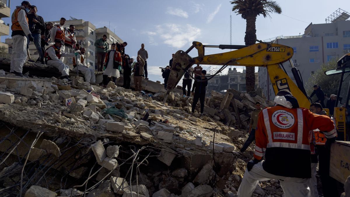 Miembros de la Defensa Civil de Gaza buscan cadáveres de entre los escombros de un edificio en la ciudad de Gaza, a 15 de diciembre de 2025.