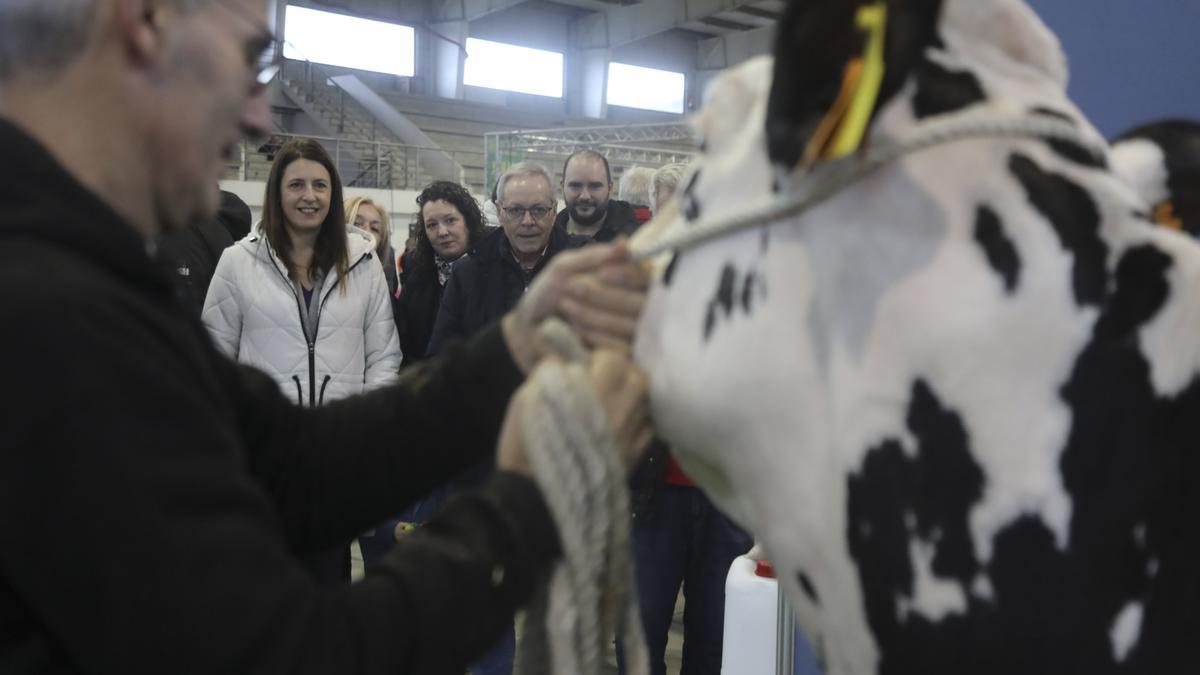 La conselleira de Medio Rural, María José Gómez y el director general de Ganadería, Silvestre José Balseiros, en una feria de ganado en Santa Comba el pasado enero.