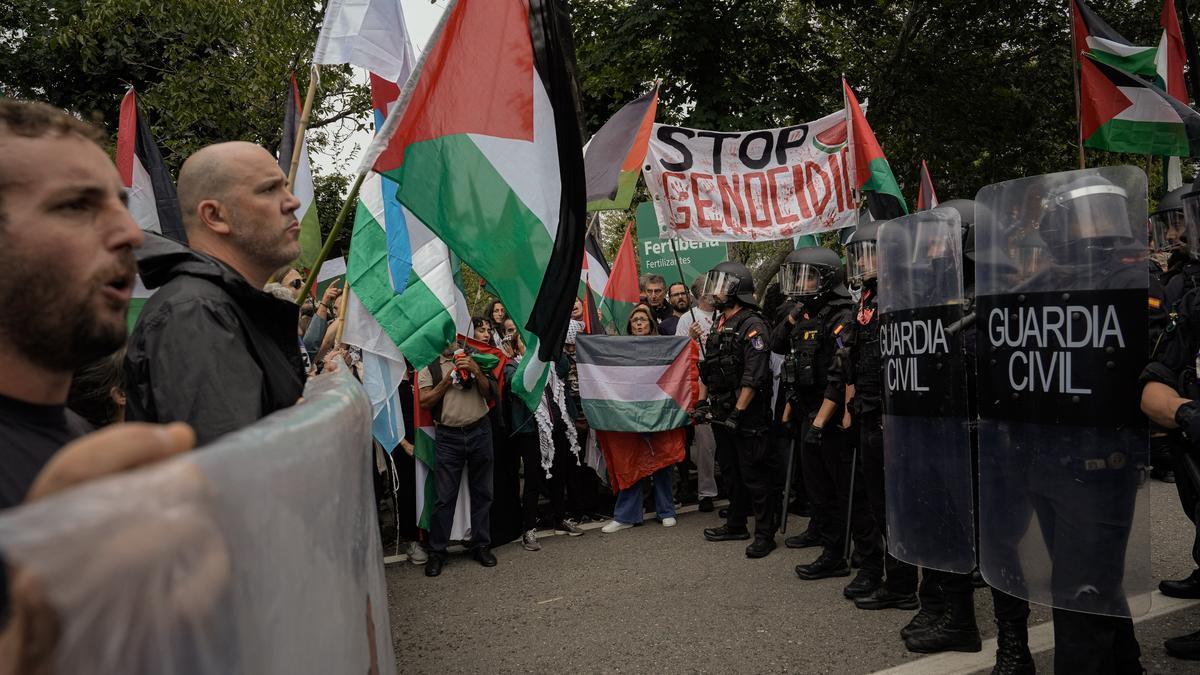 Decenas de personas durante una concentración contra la participación de Israel en la Vuelta Ciclista de España, en el Alto de San Cosme en Mos.