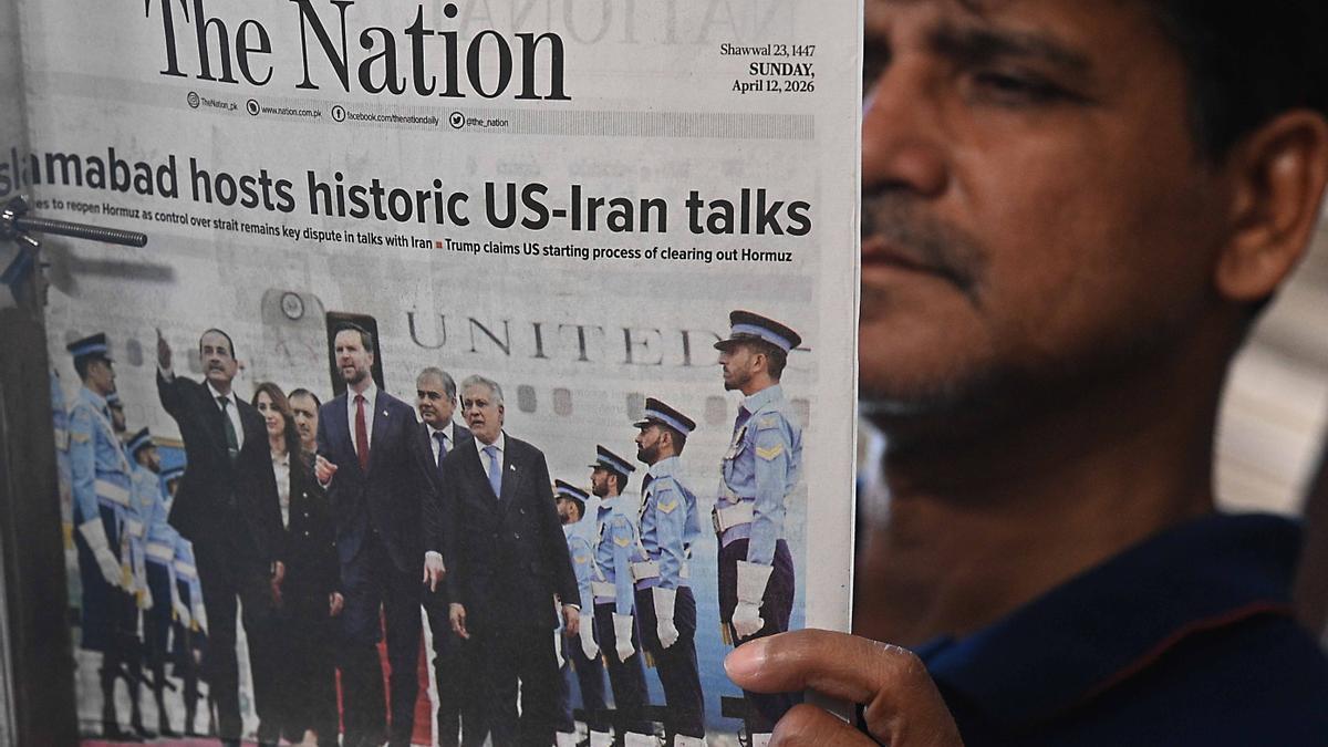 Un hombre lee el periódico tras las conversaciones de paz entre EEUU e Irán en Karachi, Pakistán.