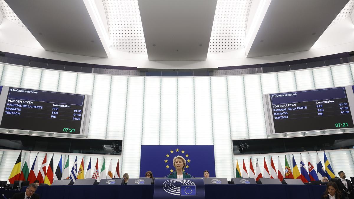 La presidenta de la Comisión Europea, Ursula von der Leyen, pronuncia un discurso durante los preparativos de la cumbre UE-China de 2025 en el Parlamento Europeo, en Estrasburgo.