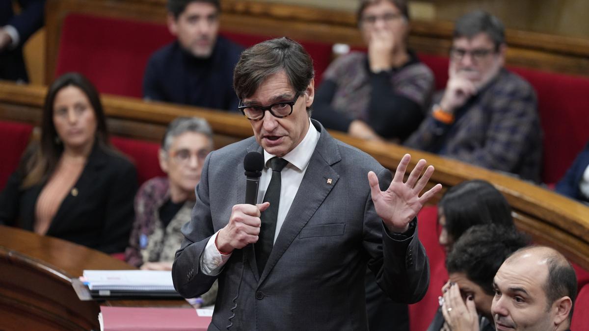 El president de la Generalitat, Salvador Illa, durante una sesión de control al Govern.