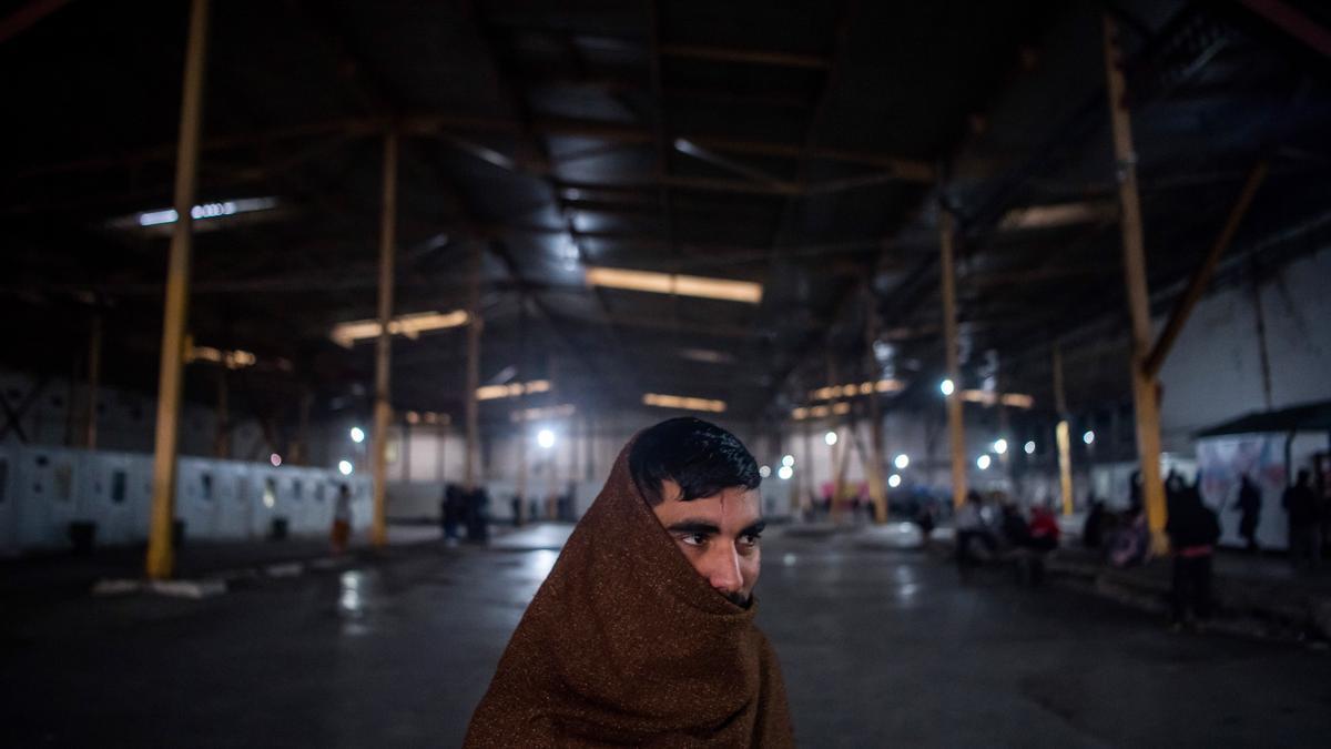 Un hombre migrante en el centro de acogida temporal Bira, en Bihac, al noroeste de Bosnia, el 12 de diciembre de 2019.
