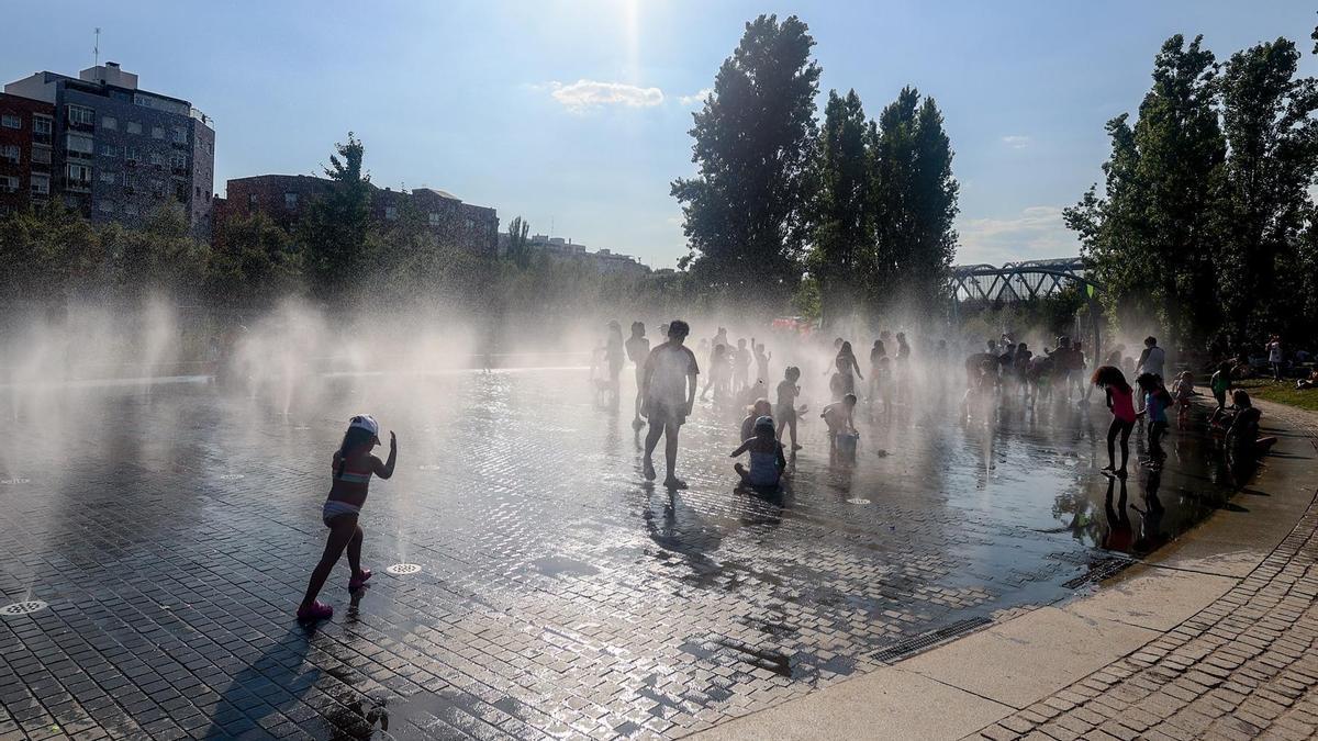 Fuente de Madrid Río, a 3 de agosto de 2024, durante la tercera ola de calor del verano pasado.