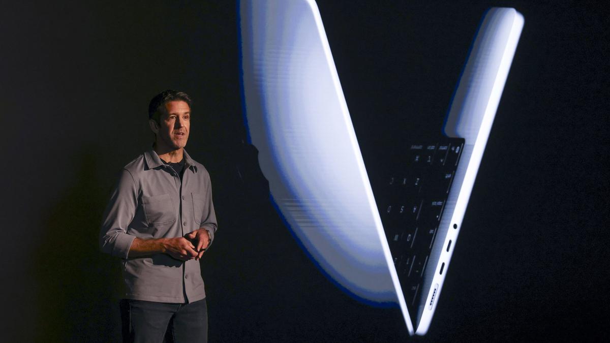 John Ternus, durante una presentación de nuevos productos de Apple.