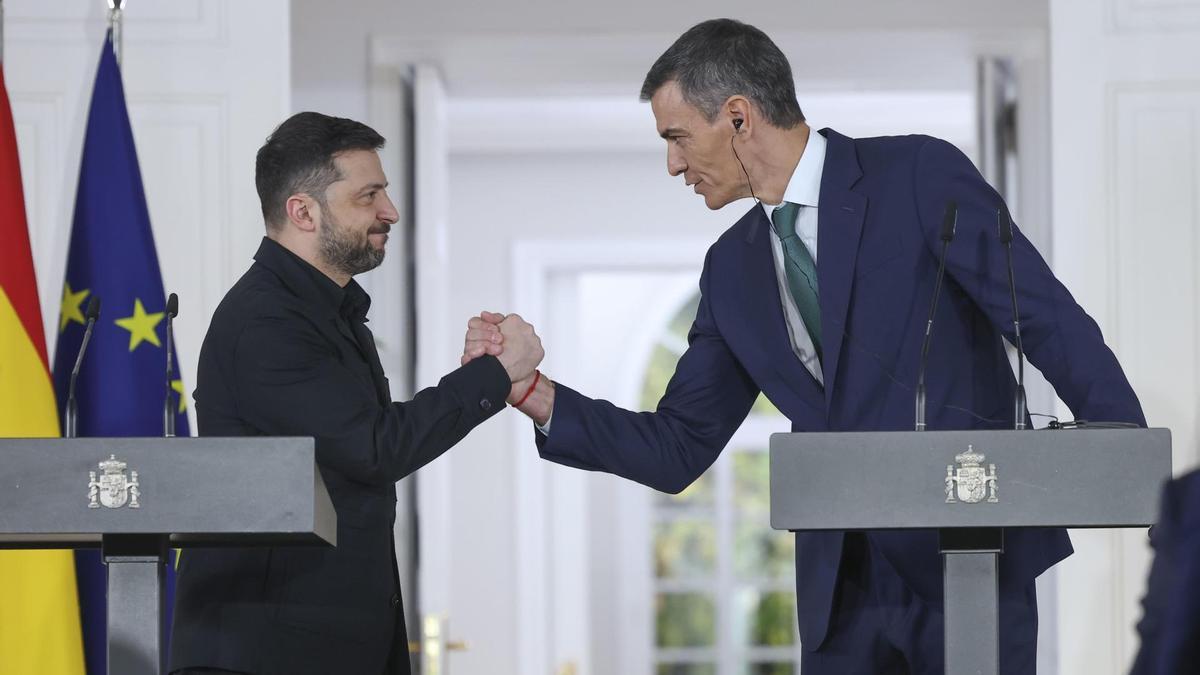 El presidente del Gobierno, Pedro Sánchez, y el presidente ucraniano, Volodímir Zelenski, durante su encuentro este martes en el Palacio de la Moncloa.