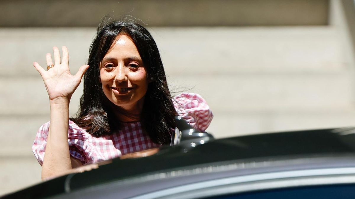 La directora de la Guardia Civil, Mercedes González, se despide este viernes tras salir de la Audiencia Nacional, donde ha acudido de nuevo para declarar como imputada en el caso Leire después de que el juez Santiago Pedraz aplazara su interrogatorio tras haber acudido este jueves.