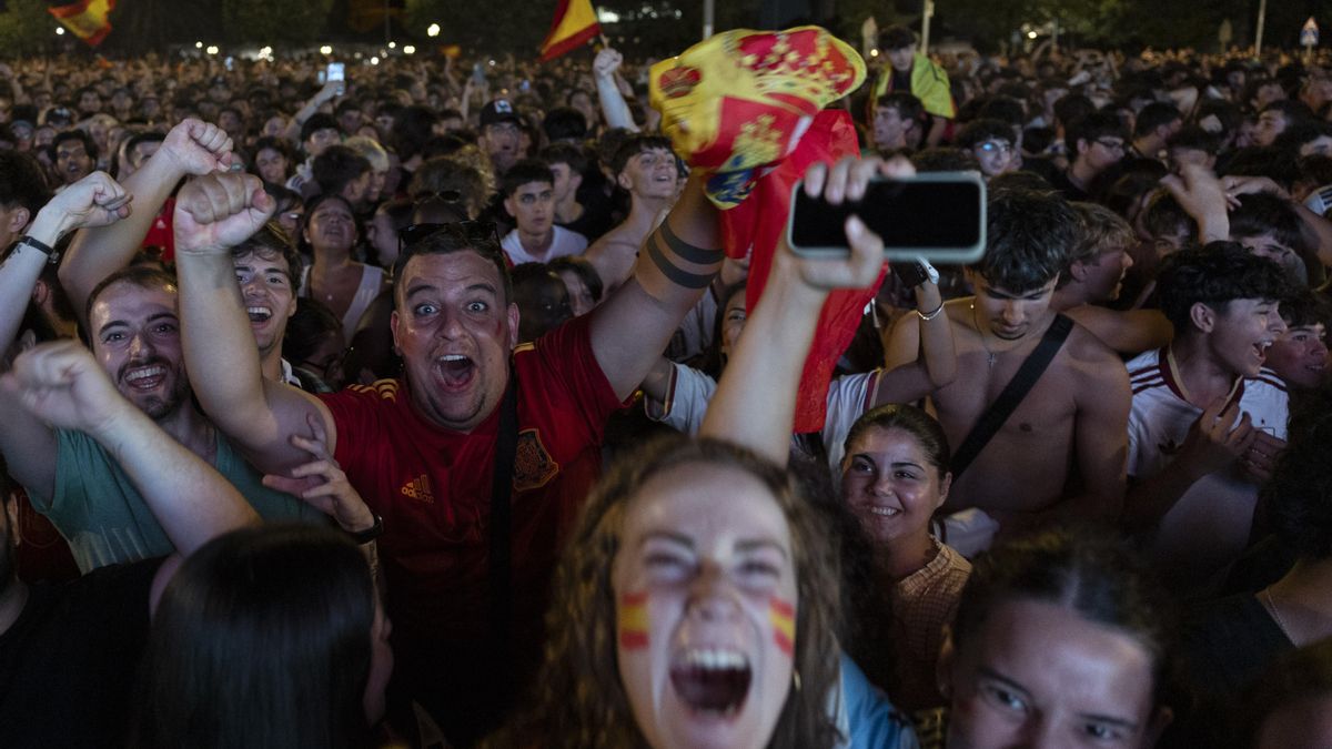 Aficionados de la selección española celebran el gol de España junto al estadio de Anoeta de San Sebastián (País Vasco).