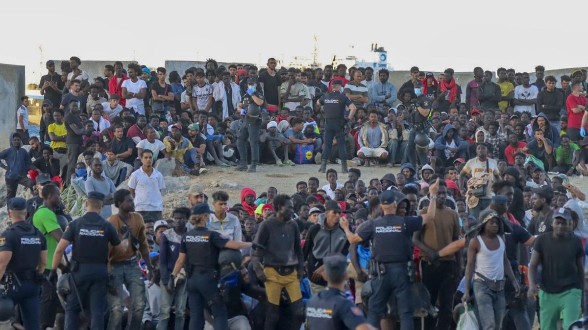 Personas migrantes en la playa ‘El Trampolín’ de Ceuta.