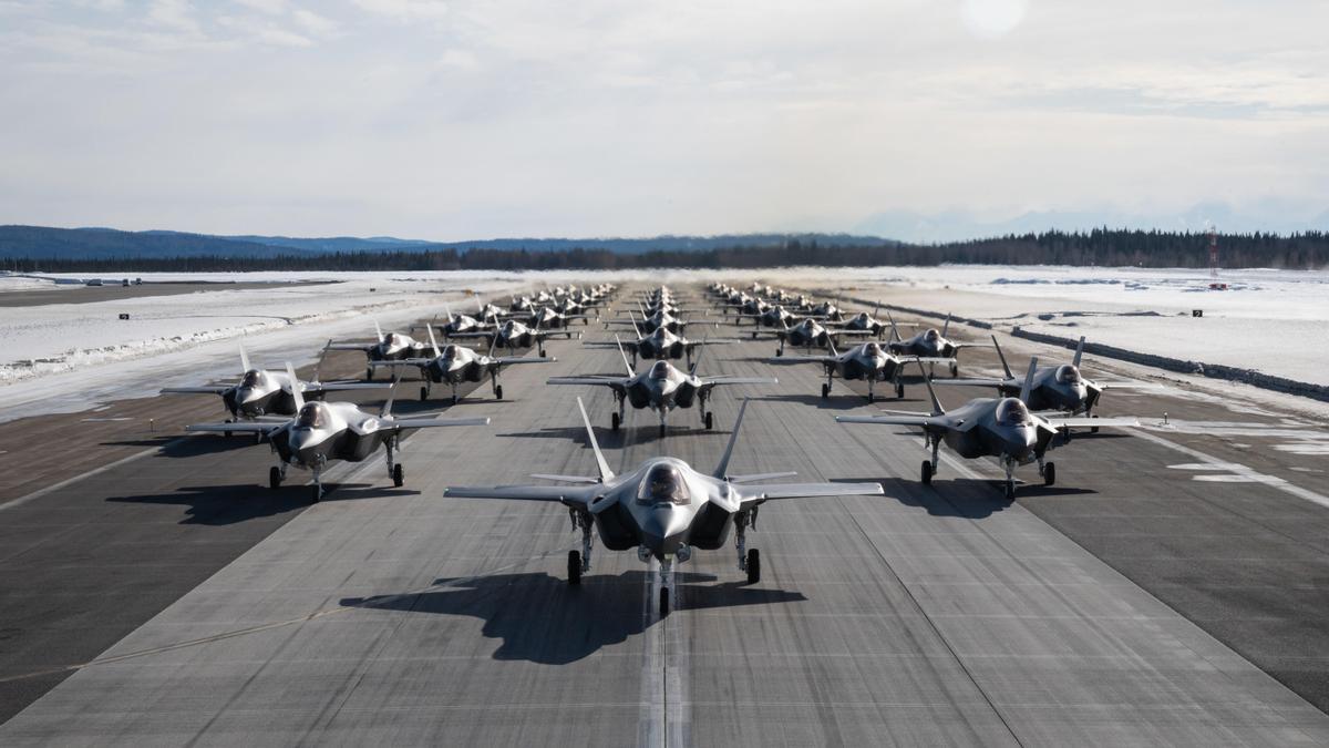 Una formación de aviones F-35 Lightning II de la Fuerza Aérea de EEUU asignados a la 354th Fighter Wing, realizan una caminata en la base de la Fuerza Aérea