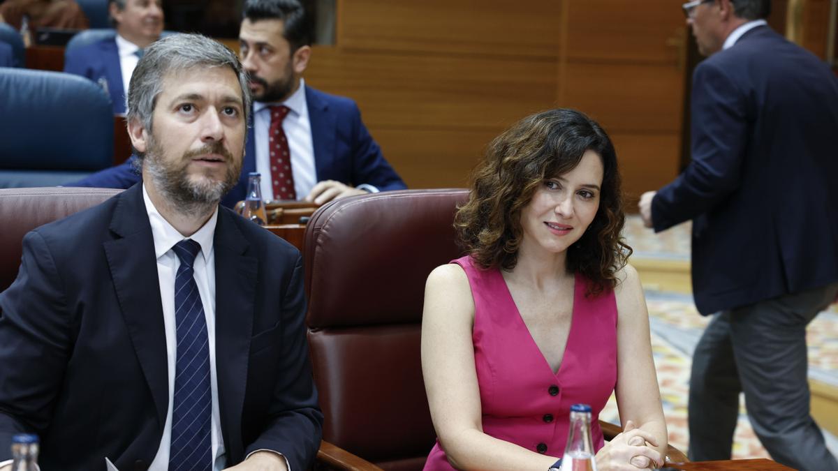 La presidenta de la Comunidad de Madrid, Isabel Díaz Ayuso, y el consejero de Presidencia, Justicia y Administración Local, Miguel Ángel García Martín, asisten al pleno en la Asamblea de Madrid, este jueves.