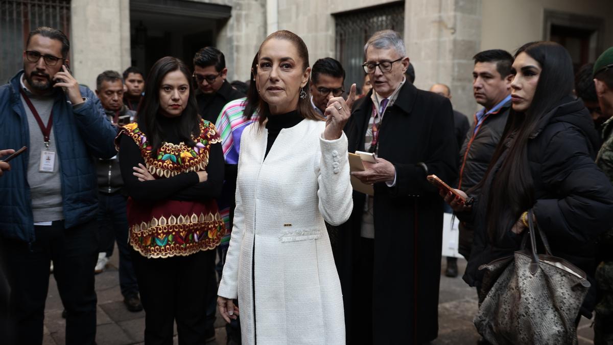 La presidenta de México, Claudia Sheinbaum (c), permanece en un patio del Palacio Nacional tras un sismo, en Ciudad de México (México), a 2 de enero de 2025.