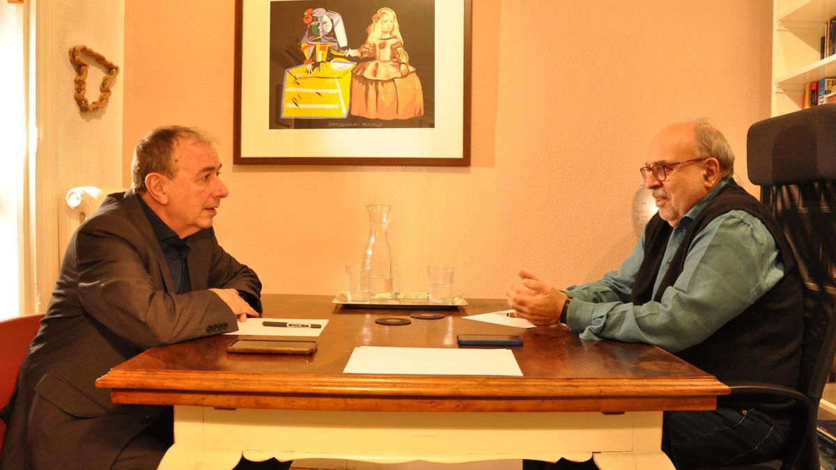 Esteban Hernández (izq.) y Enric Juliana (der.) conversan sobre su nuevo libro.