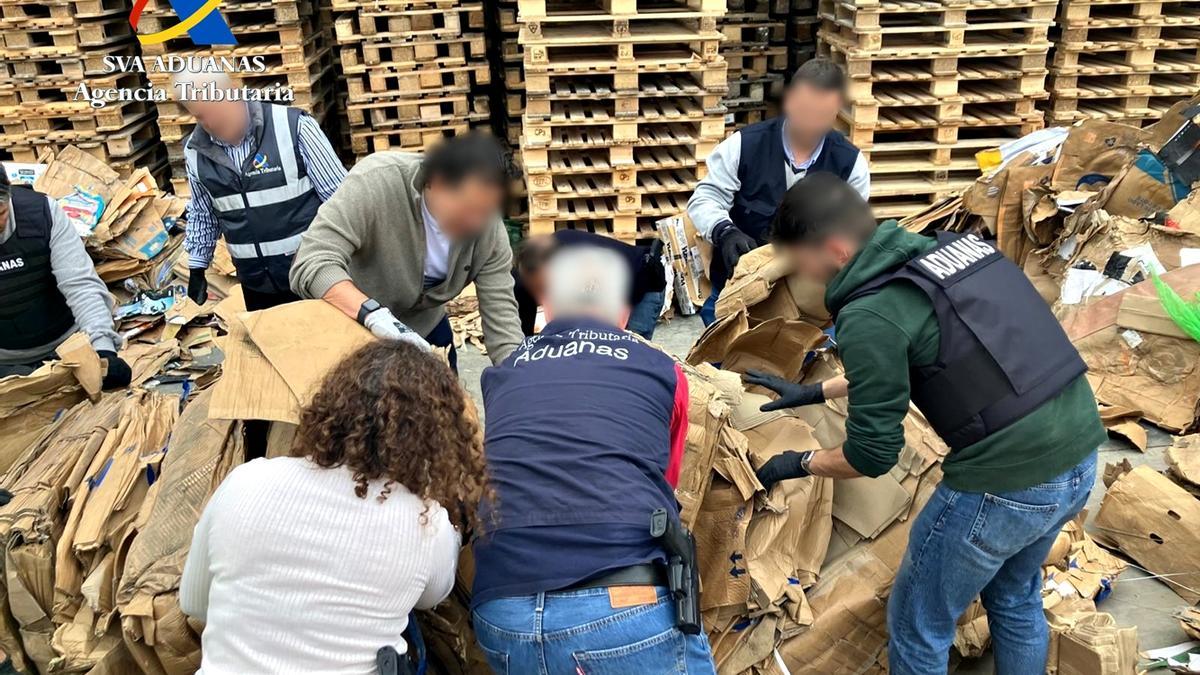 La inspección de los cartones.