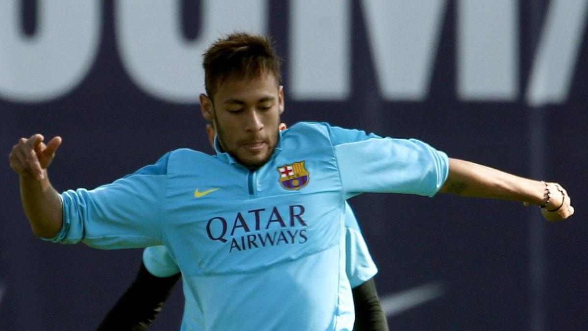 El brasileño Neymar, durante el entrenamiento que el FC Barcelona realizó este sábado, luce la camiseta el logo de Qatar Airways.