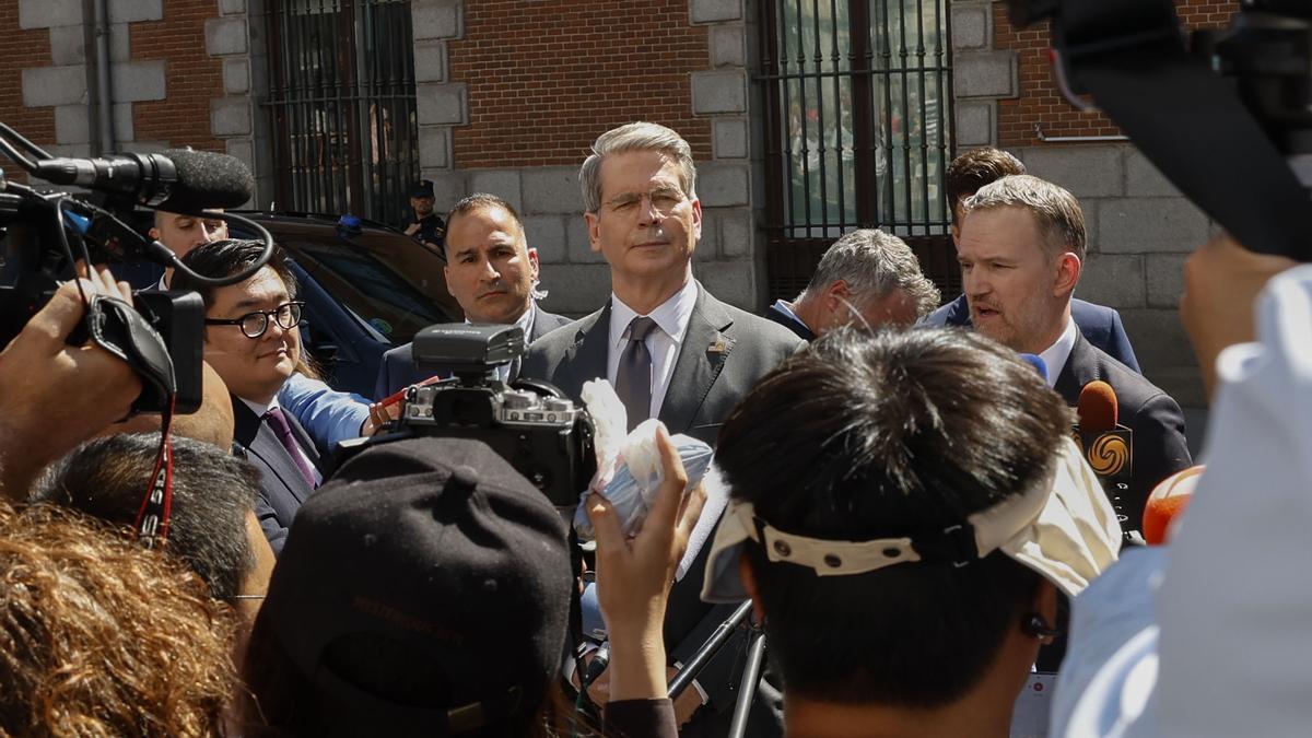 El secretario del Tesoro estadounidense, Scott Bessent, tras su reunión con el viceprimer ministro chino, He Lifeng, este lunes en Madrid.