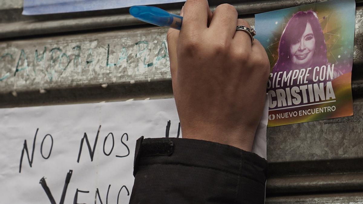 Una persona escribe un mensaje de apoyo a la expresidenta de Argentina Cristina Fernández, frente a su casa este lunes, en Buenos Aires (Argentina).