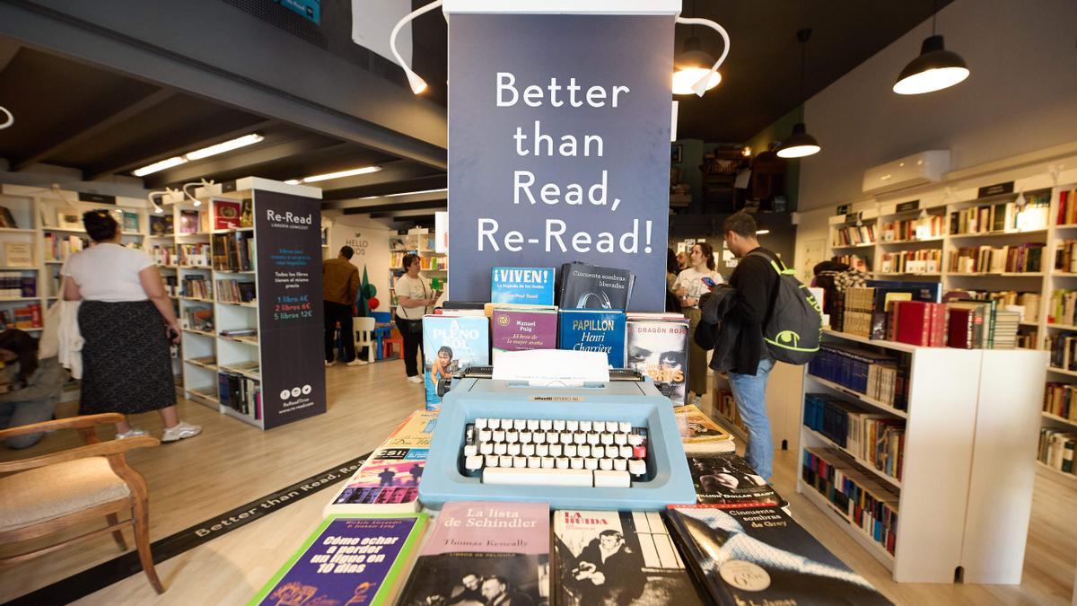 Expositor en una librería