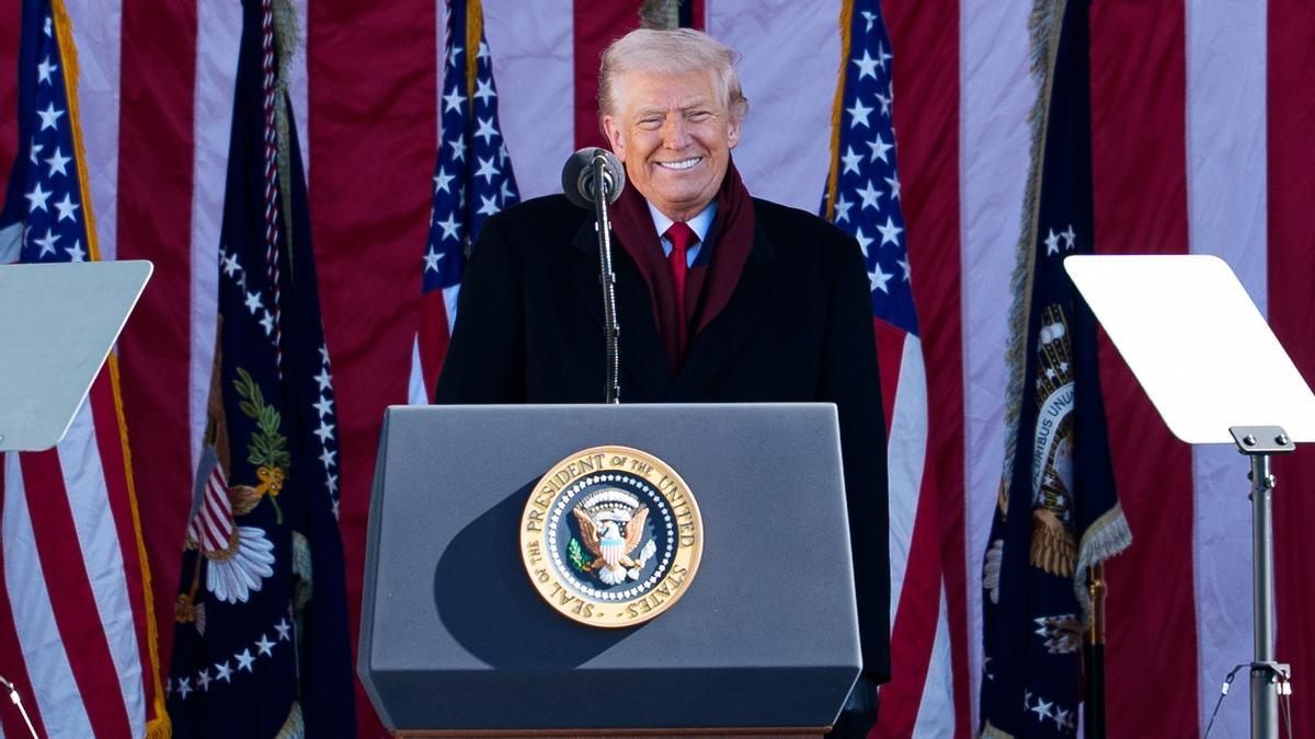 El presidente Donald Trump pronuncia unas palabras durante la ceremonia del Día de los Veteranos en el cementerio de Arlington, Arlington, Virginia, EE. UU., el 11 de noviembre de 2025.