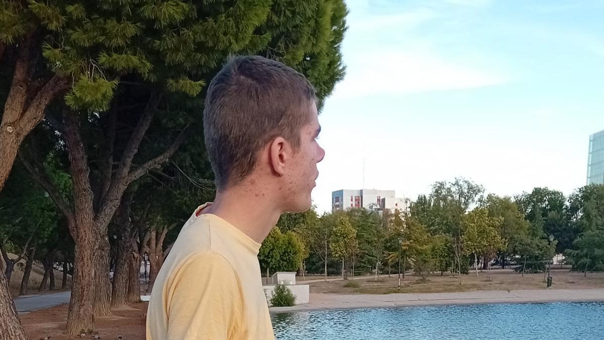 La Comunidad de Madrid da la espalda a Álex, un joven con autismo y problemas de conducta