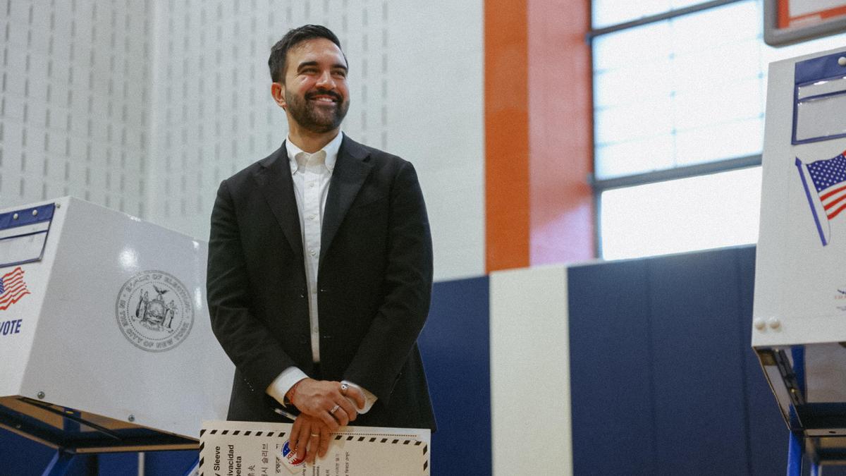 El candidato demócrata a la alcaldía, Zohran Mamdani, tras emitir su voto este martes, en Nueva York.