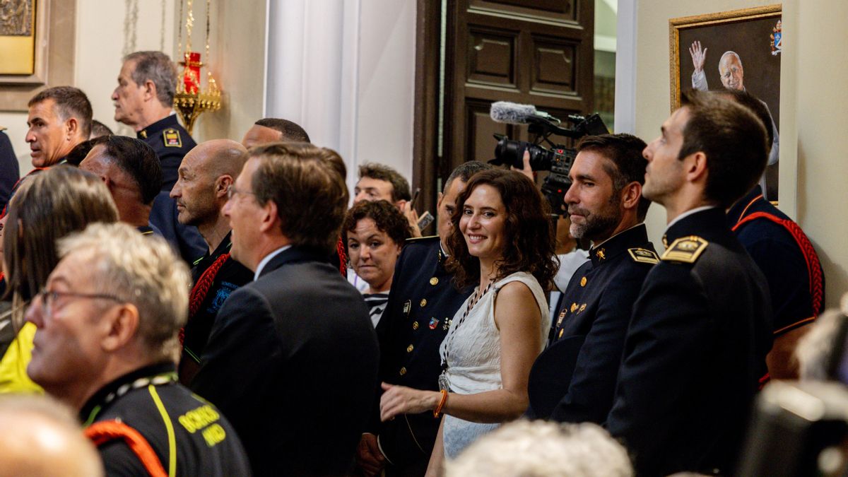 La presidenta de la Comunidad de Madrid, Isabel Díaz Ayuso (c).